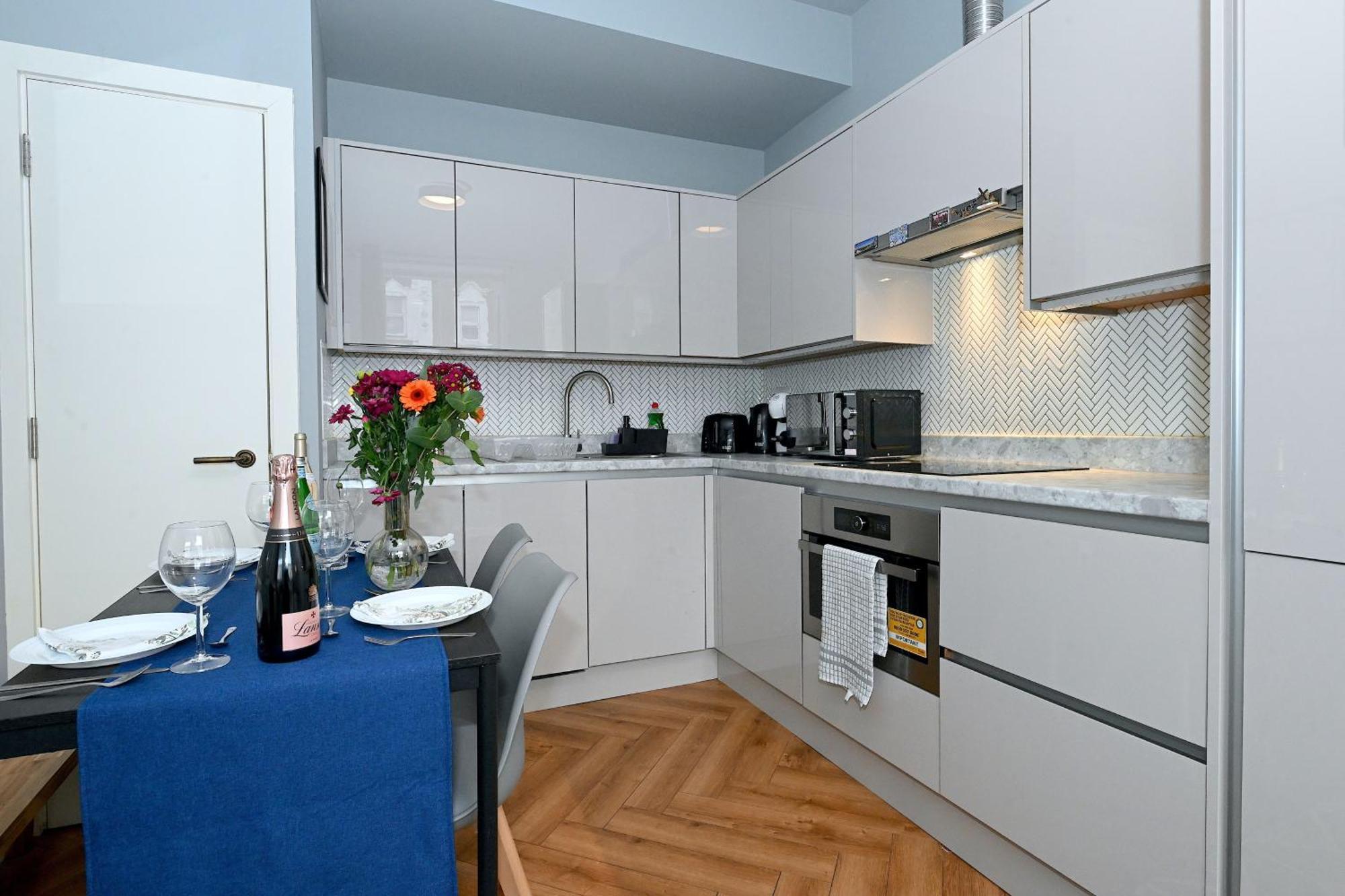 1 Bedroom Flat In Wood Piccadilly Line * Londra